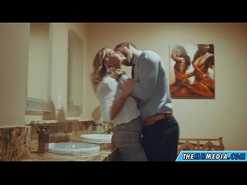 ❤️ Вақте ки як малламуй busty шумо дар як ҳоҷатхона ҷамъиятӣ seduces ️❌ Видео мақъад дар мо ❌️❤